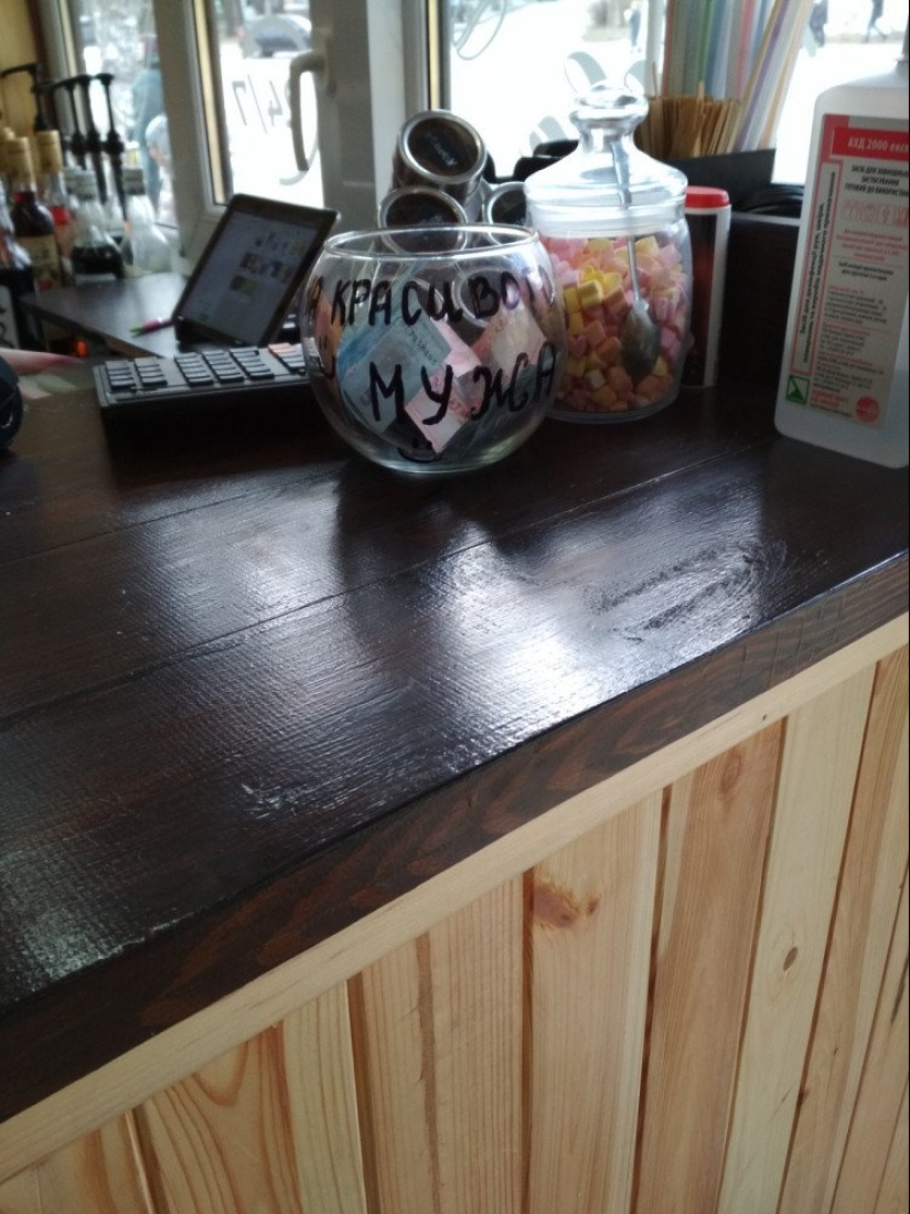 Un tarro de propinas como muestra de arte popular