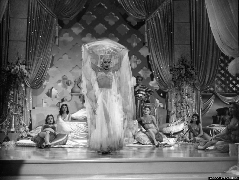 Una breve pero impresionante historia del burlesque en la década de 1950