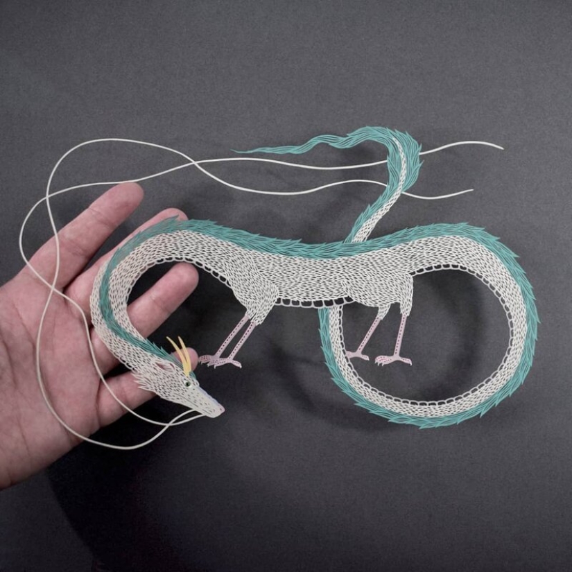 Una chica corta intrincadas obras maestras de papel Una chica corta intrincadas obras maestras de papel