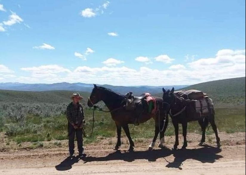 Una mujer estadounidense vive en una tienda de campaña y come animales atropellados por coches. Una mujer estadounidense vive en una tienda de campaña y come animales atropellados por coches.