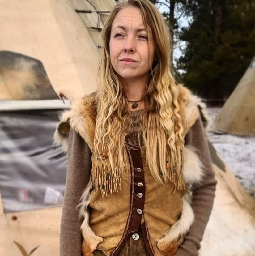 Una mujer estadounidense vive en una tienda de campaña y come animales atropellados por coches. Una mujer estadounidense vive en una tienda de campaña y come animales atropellados por coches.