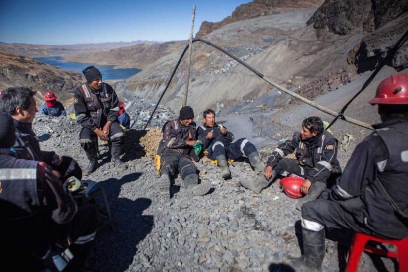 Under the blue sky is a Golden city, or Why you are traveling to La Rinconada Under the blue sky is a Golden city, or Why you are traveling to La Rinconada
