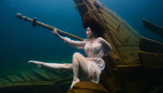 Underwater photo shoot in the icy water of a Canadian lake — a new Guinness record Underwater photo shoot in the icy water of a Canadian lake — a new Guinness record