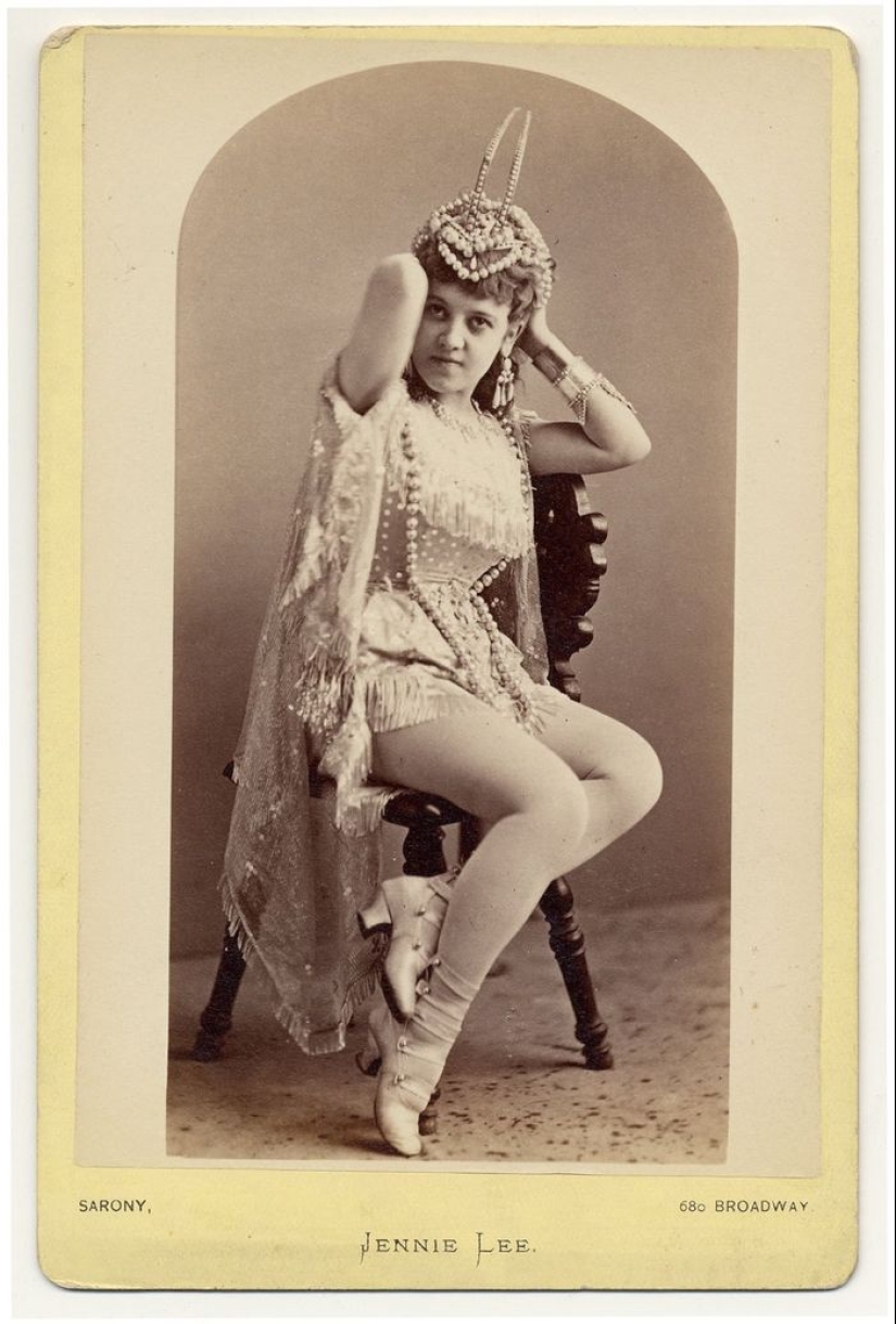 Victorian era burlesque dancers