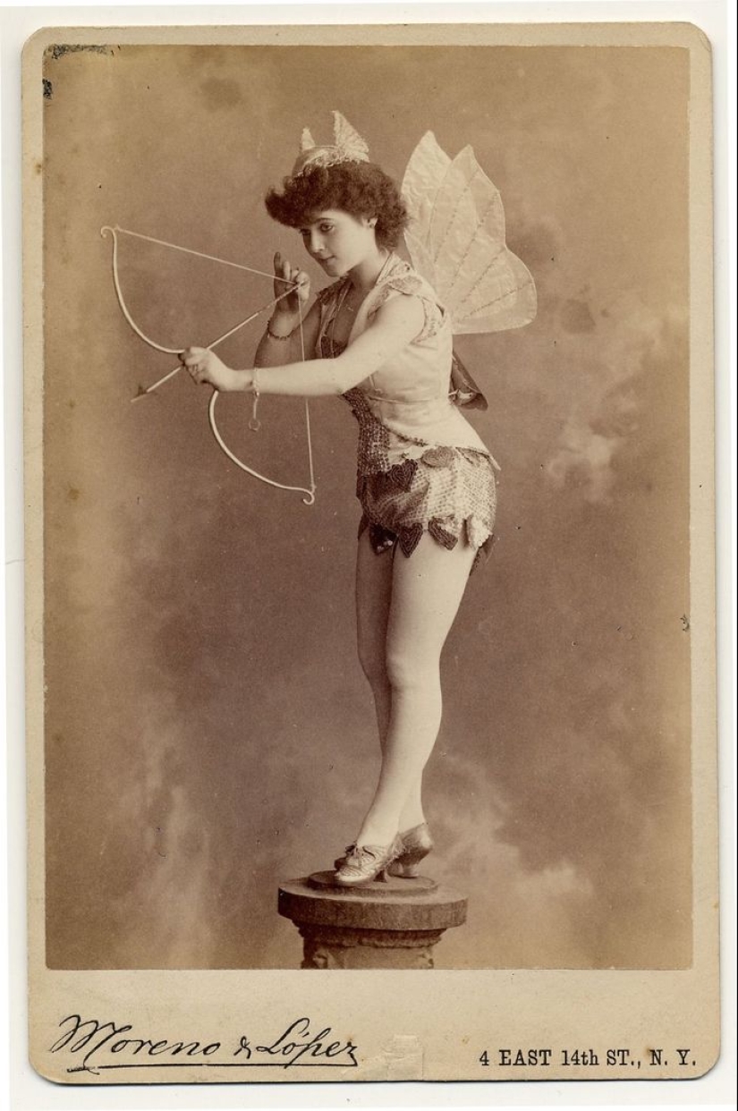 Victorian era burlesque dancers