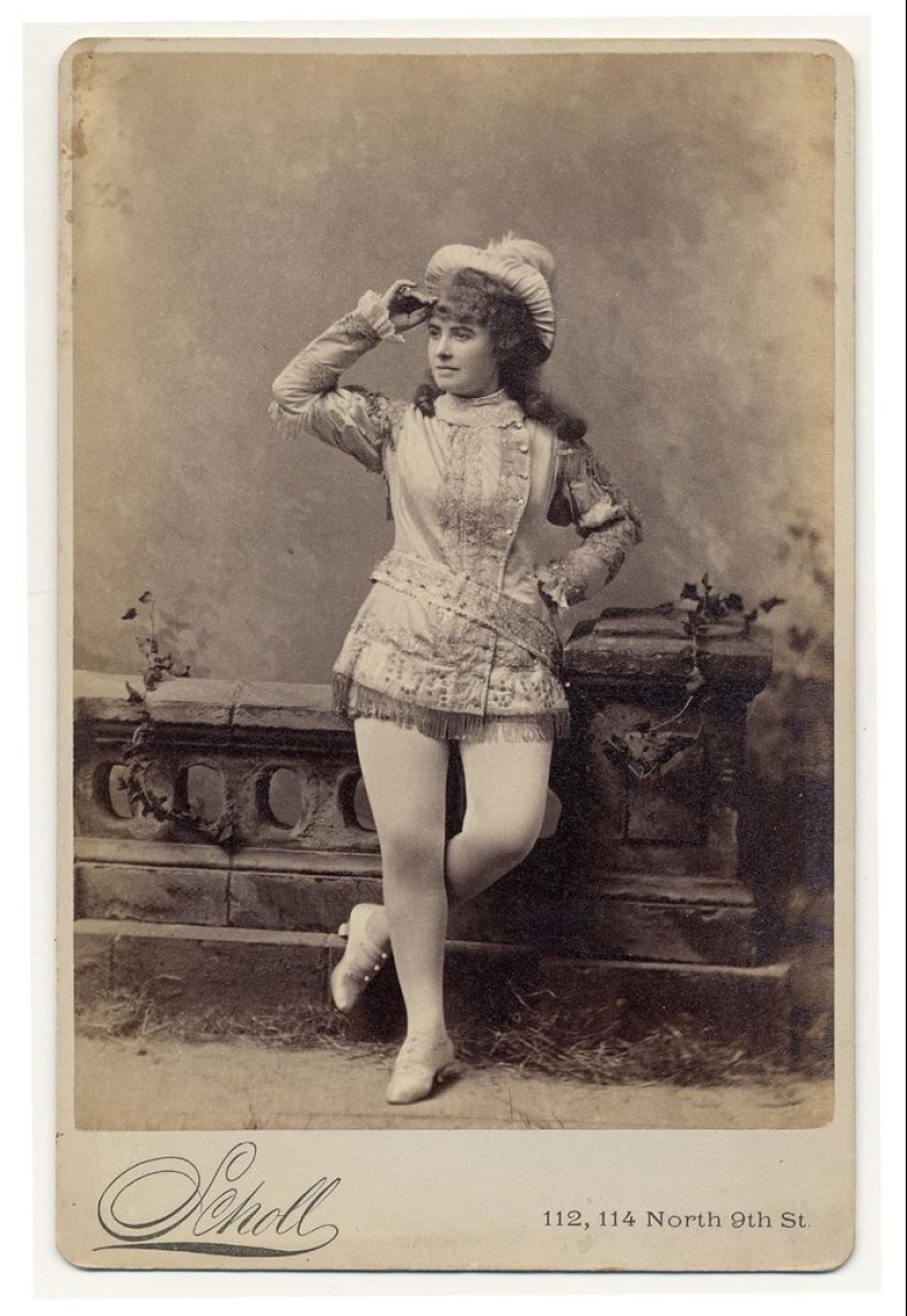 Victorian era burlesque dancers
