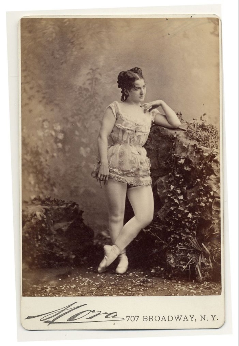 Victorian era burlesque dancers