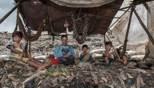 "Vile world": how 3,000 families with children live in a huge landfill