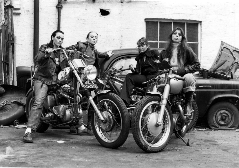 Vintage photos of cool girls on motorcycles Vintage photos of cool girls on motorcycles