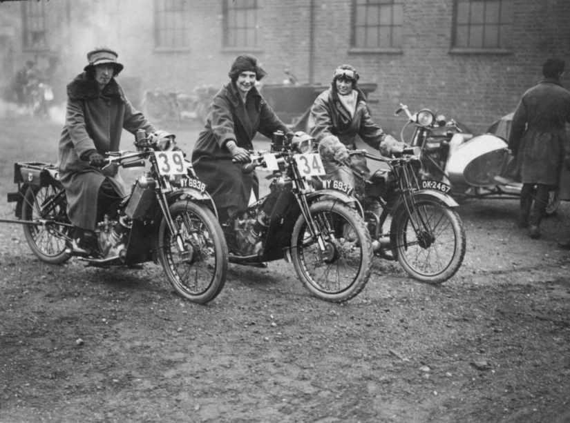 Vintage photos of cool girls on motorcycles Vintage photos of cool girls on motorcycles