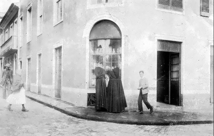 Vintage photos of Portuguese women in giant hoods from the Azores Vintage photos of Portuguese women in giant hoods from the Azores