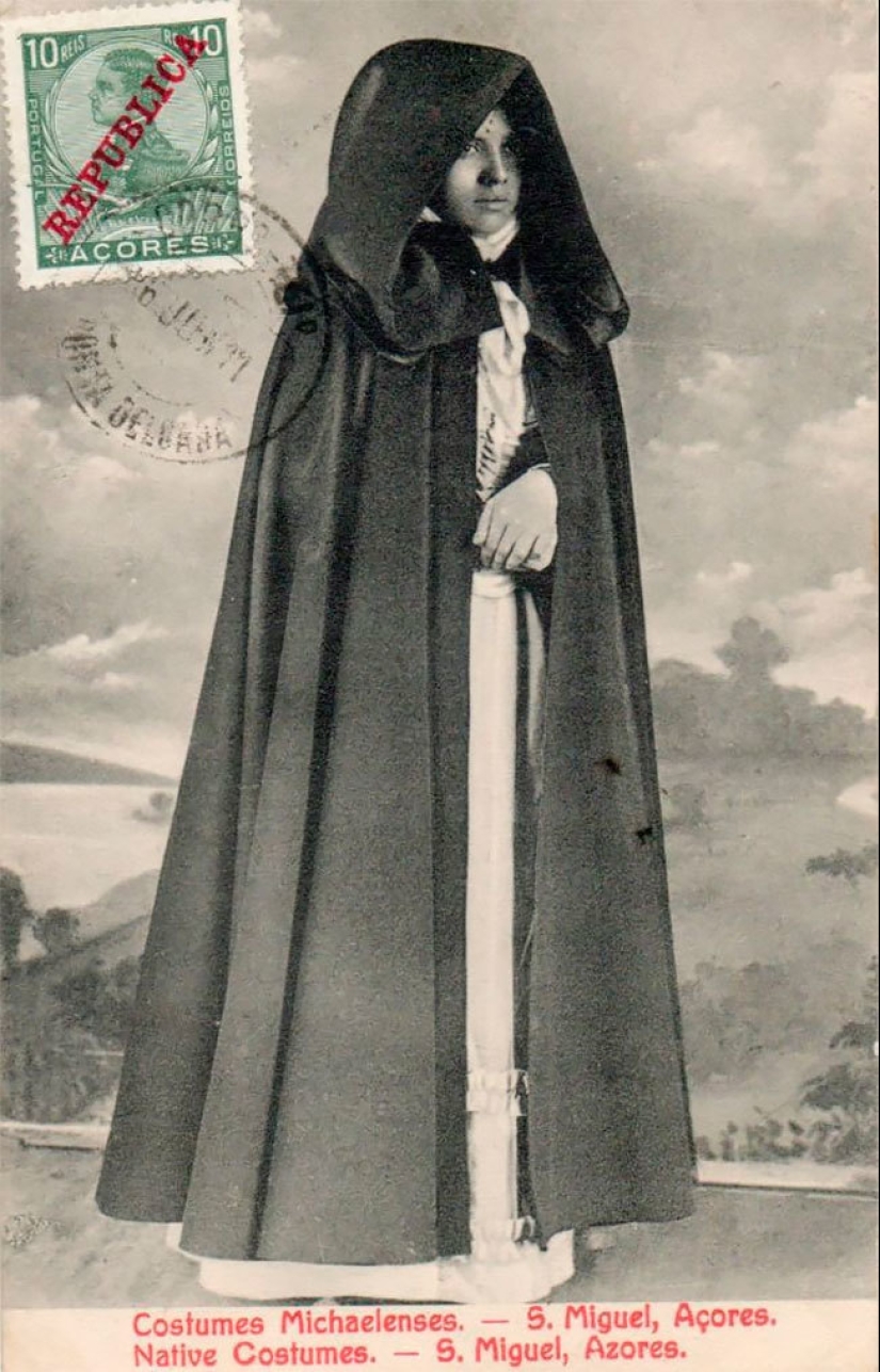 Vintage photos of Portuguese women in giant hoods from the Azores Vintage photos of Portuguese women in giant hoods from the Azores