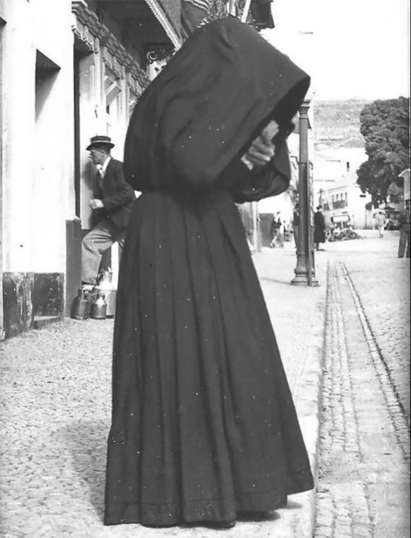 Vintage photos of Portuguese women in giant hoods from the Azores Vintage photos of Portuguese women in giant hoods from the Azores