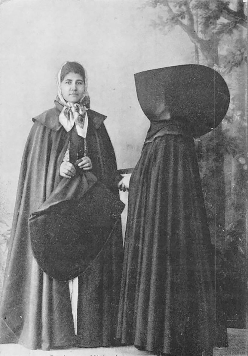 Vintage photos of Portuguese women in giant hoods from the Azores Vintage photos of Portuguese women in giant hoods from the Azores