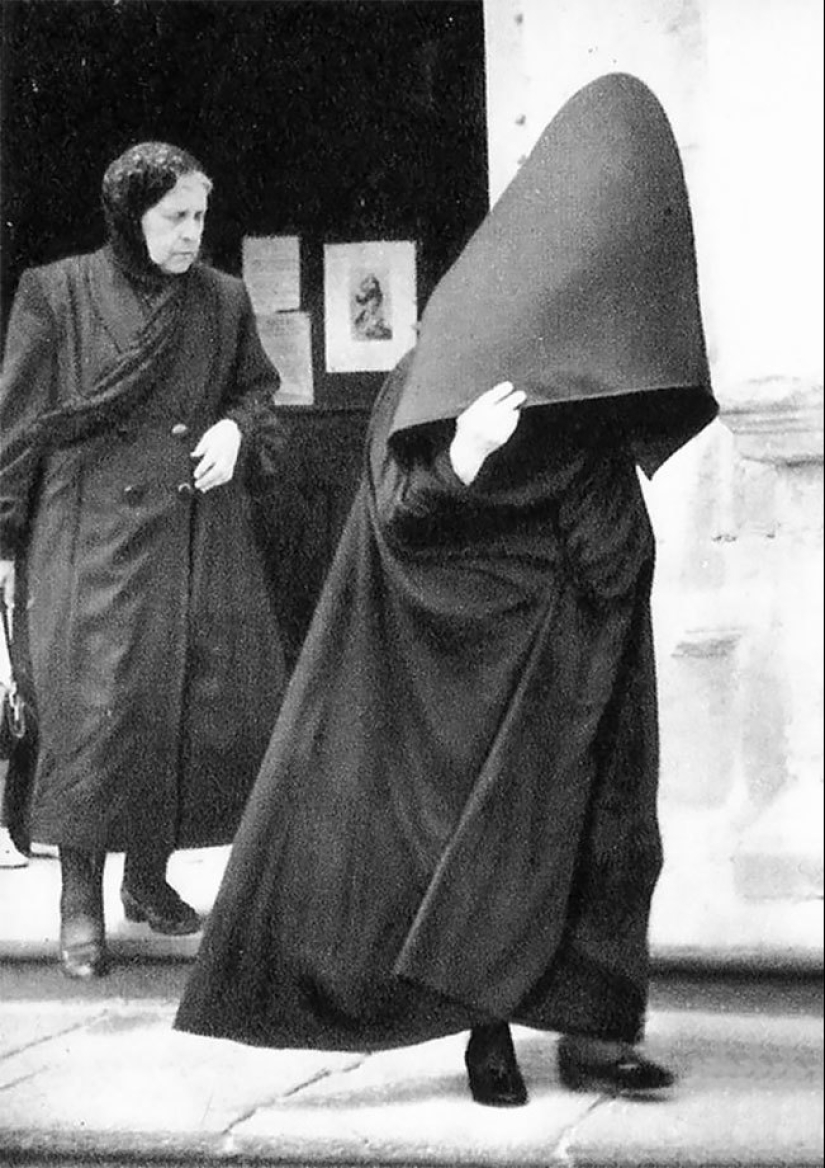 Vintage photos of Portuguese women in giant hoods from the Azores Vintage photos of Portuguese women in giant hoods from the Azores