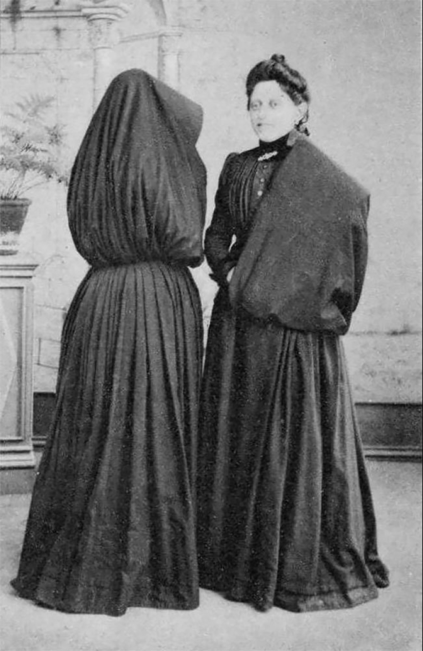 Vintage photos of Portuguese women in giant hoods from the Azores Vintage photos of Portuguese women in giant hoods from the Azores