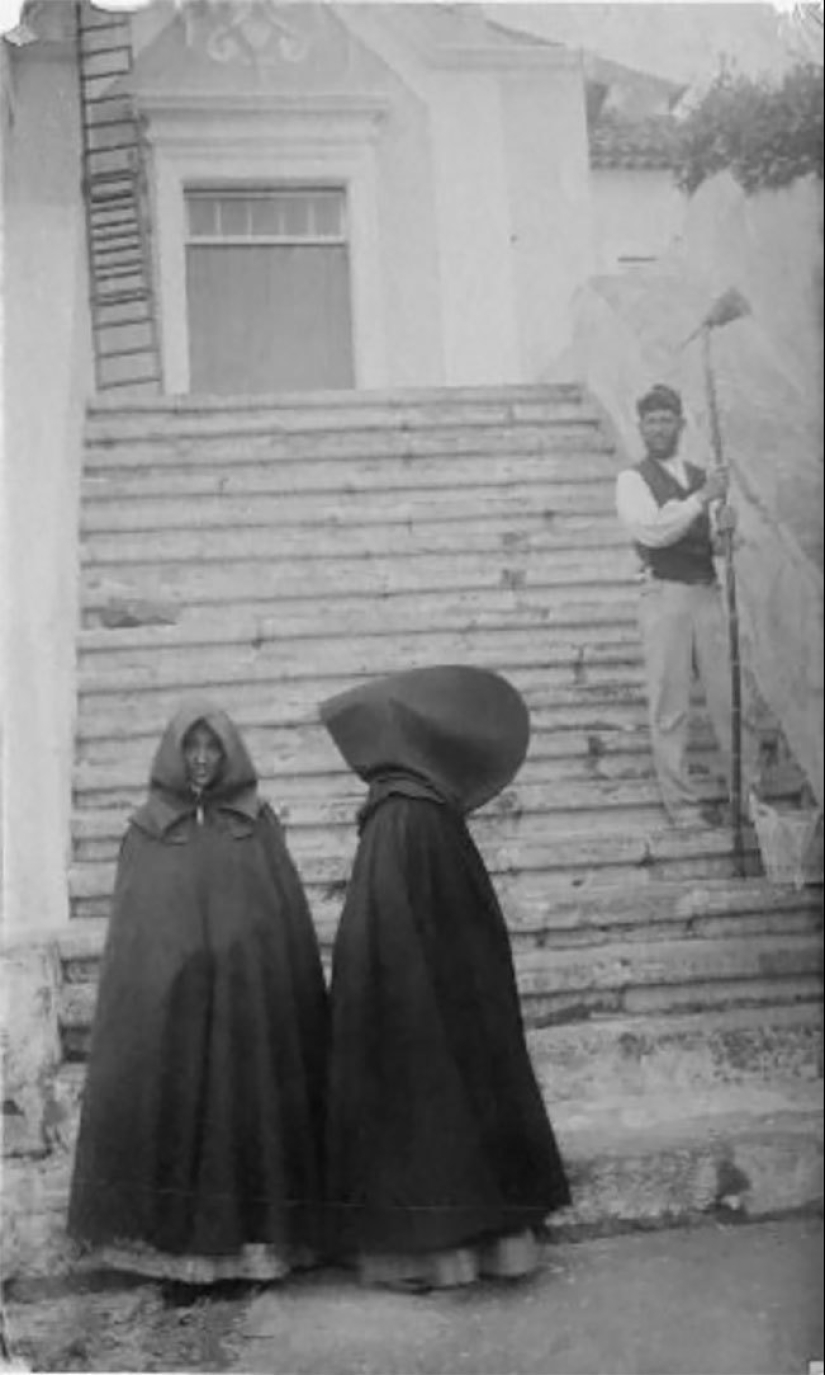 Vintage photos of Portuguese women in giant hoods from the Azores Vintage photos of Portuguese women in giant hoods from the Azores