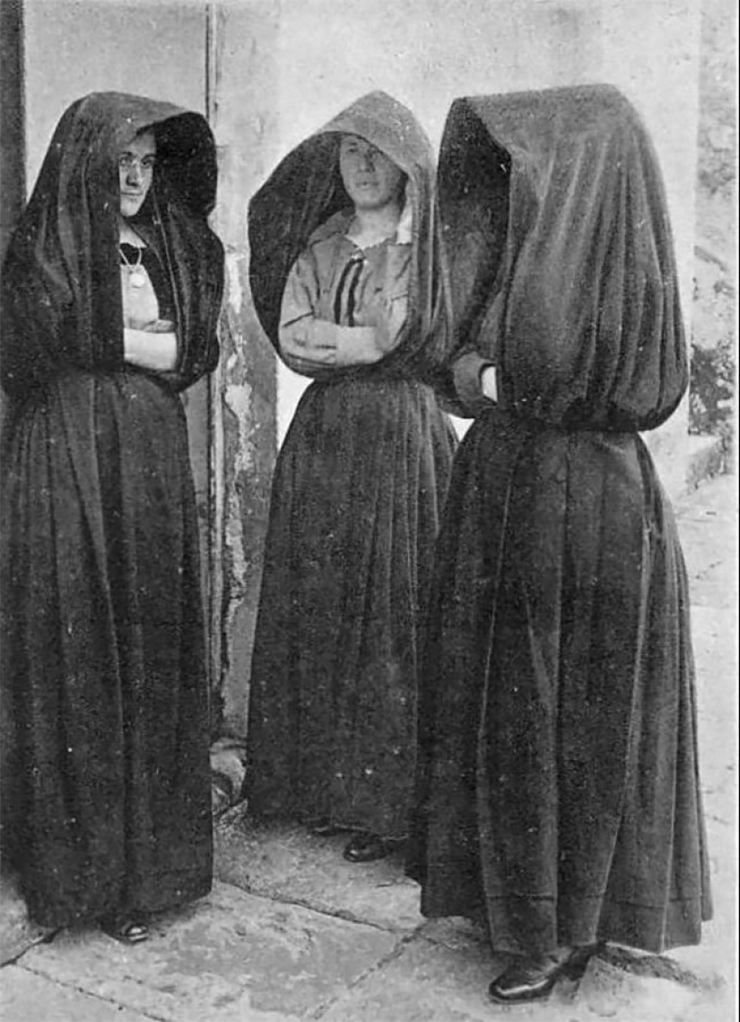 Vintage photos of Portuguese women in giant hoods from the Azores Vintage photos of Portuguese women in giant hoods from the Azores