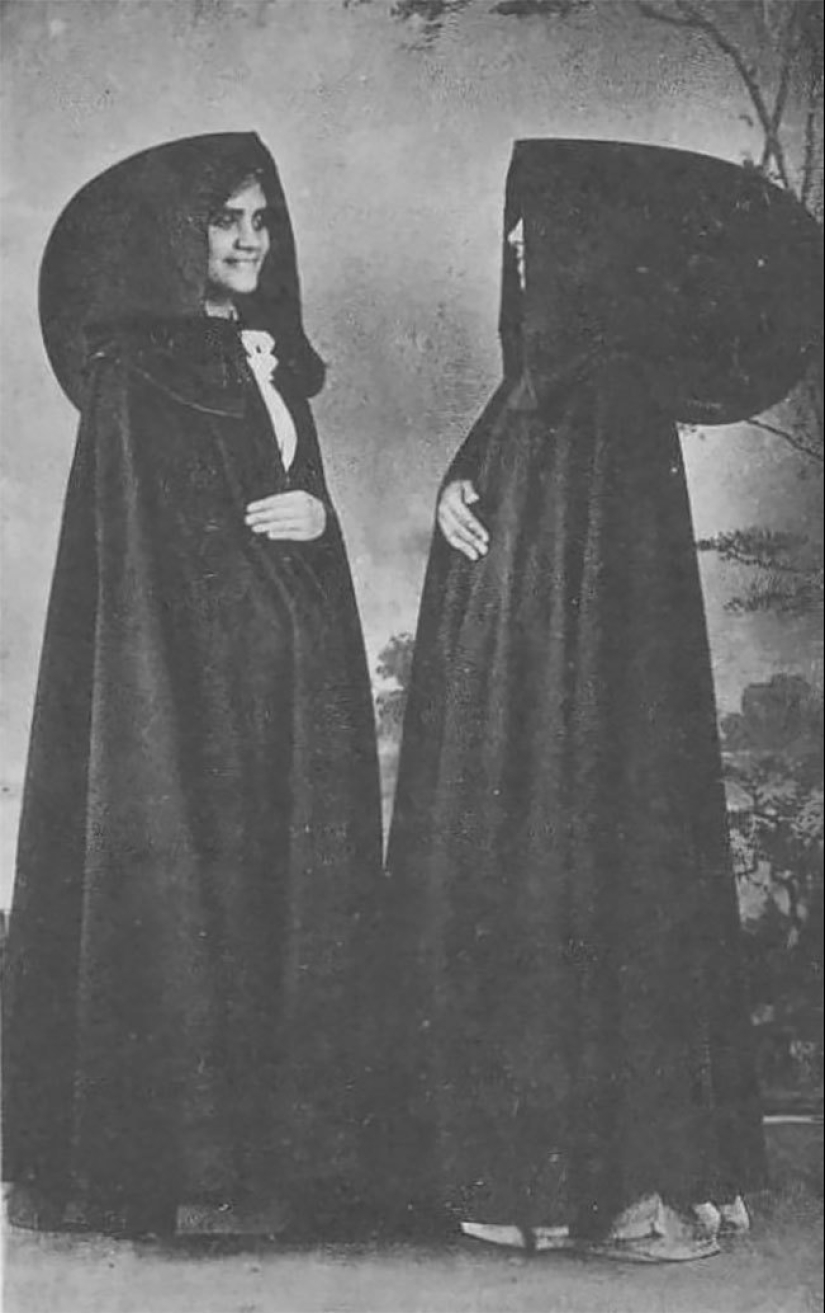 Vintage photos of Portuguese women in giant hoods from the Azores Vintage photos of Portuguese women in giant hoods from the Azores