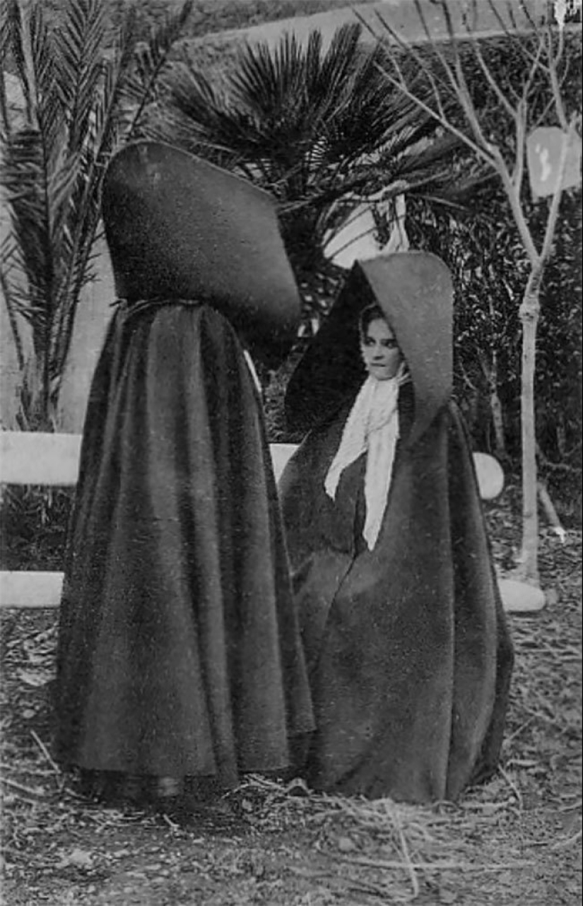 Vintage photos of Portuguese women in giant hoods from the Azores Vintage photos of Portuguese women in giant hoods from the Azores