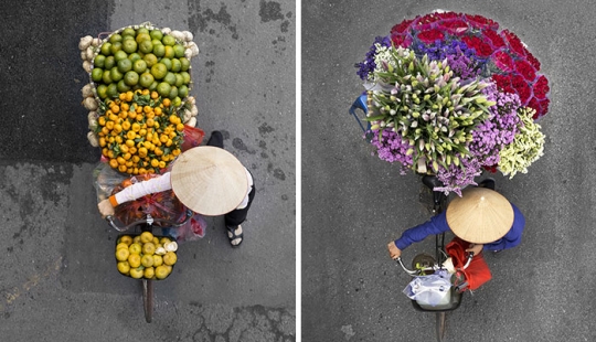 Vista superior: El fotógrafo pasó días enteros en el puente y tomó fotos de vendedores ambulantes
