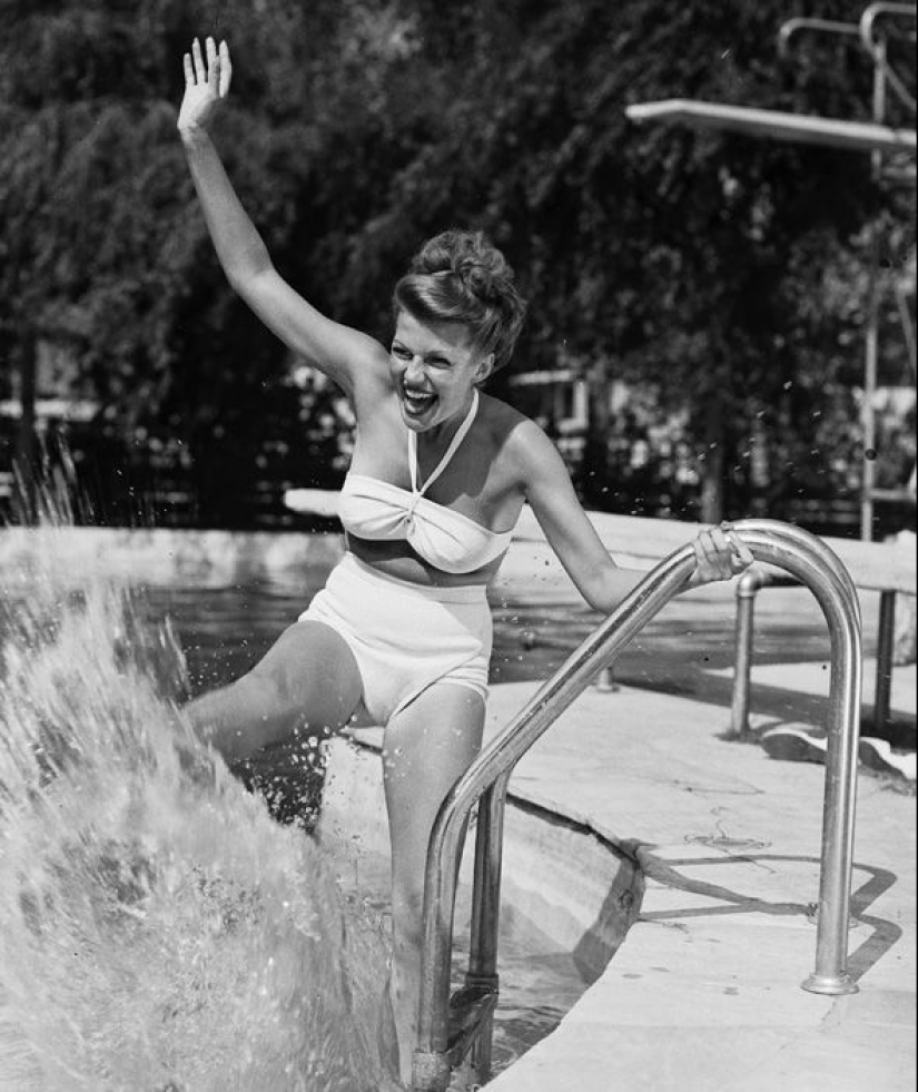 ¡Viva el verano! Fotos antiguas de bellezas famosas en la playa.
