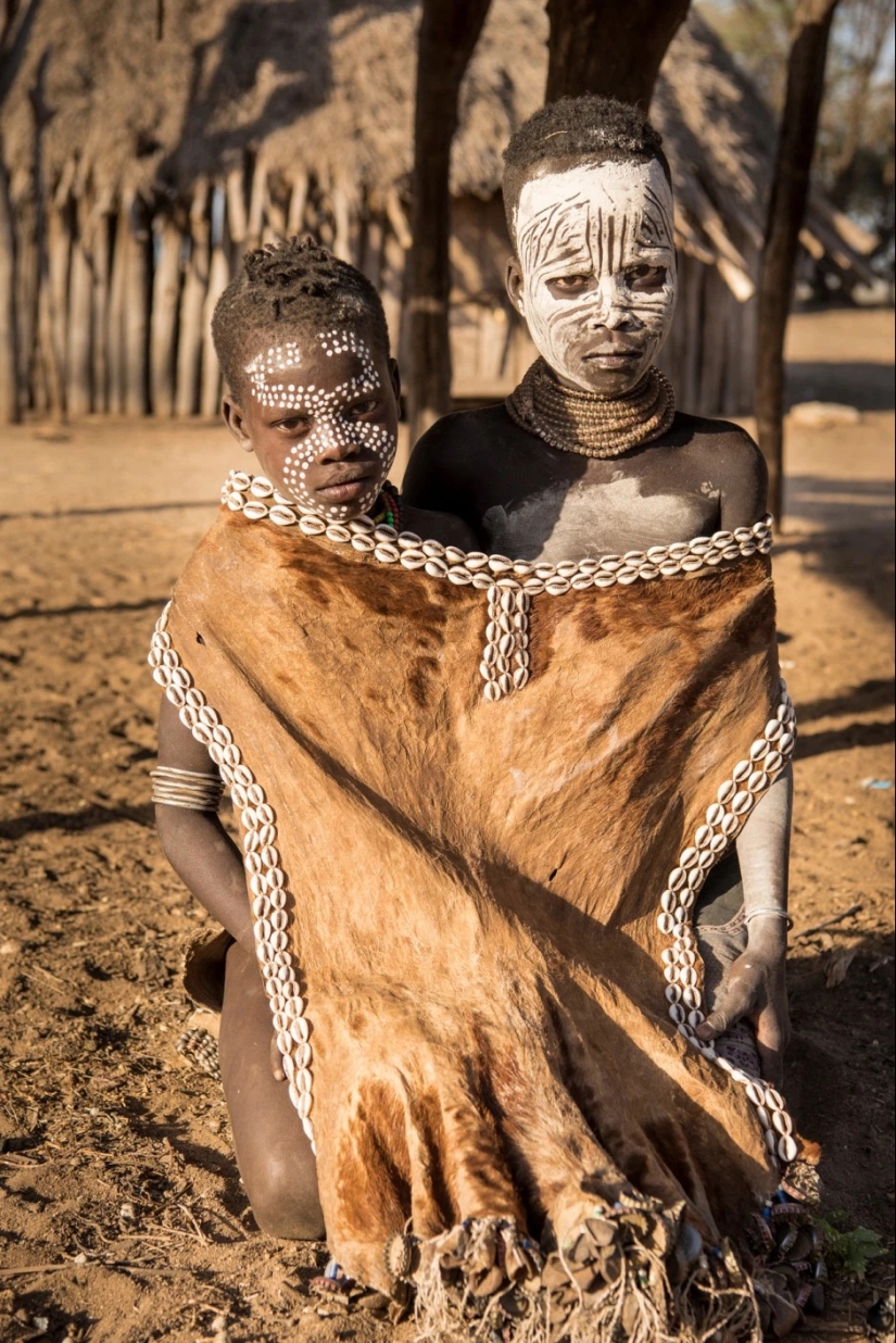 War paint and superstition wild: amazing pictures Karo tribe War paint and superstition wild: amazing pictures Karo tribe