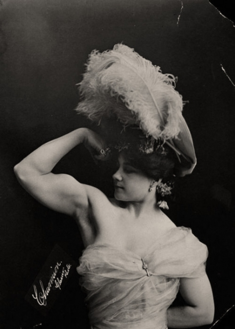 What did the first female bodybuilders of the early XX century look like