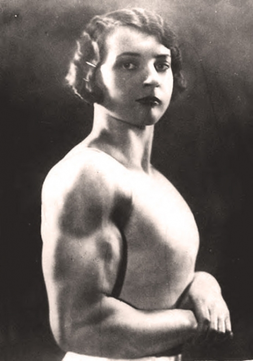 What did the first female bodybuilders of the early XX century look like