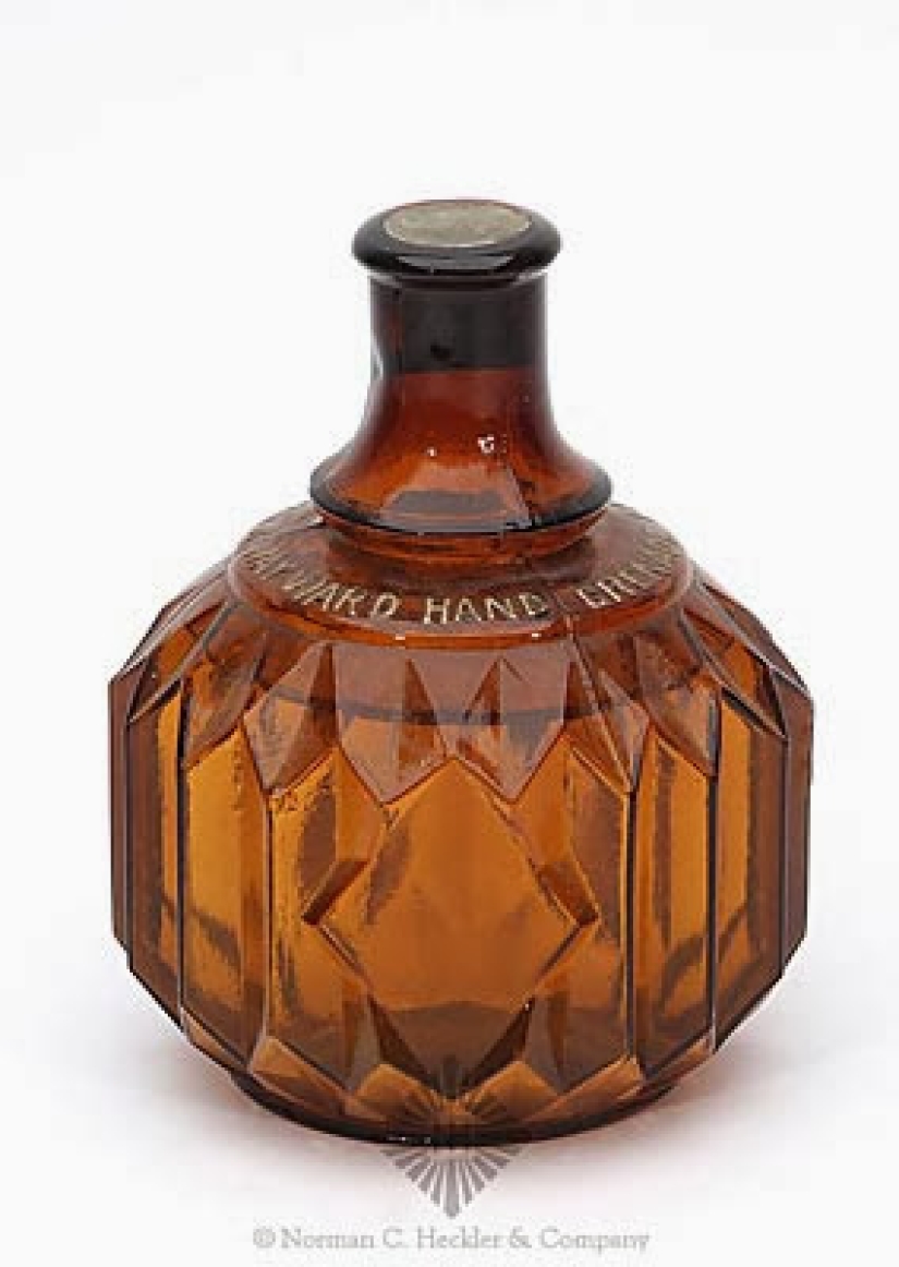 What did the very first fire extinguishers look like?