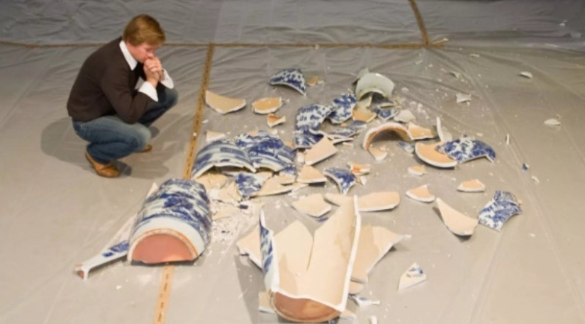 What happens if a valuable museum exhibit is accidentally damaged or destroyed?