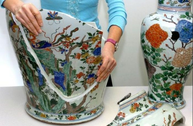 What happens if a valuable museum exhibit is accidentally damaged or destroyed?