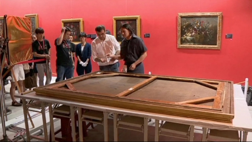 What happens if a valuable museum exhibit is accidentally damaged or destroyed?