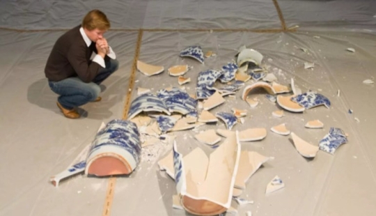 What happens if a valuable museum exhibit is accidentally damaged or destroyed?