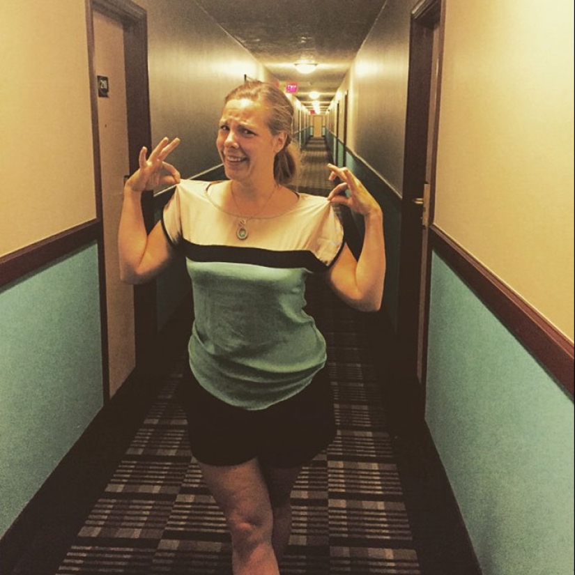 What inspires people to wild outfits and hairstyles — a cleaning brush, a string bag and a broken phone What inspires people to wild outfits and hairstyles — a cleaning brush, a string bag and a broken phone