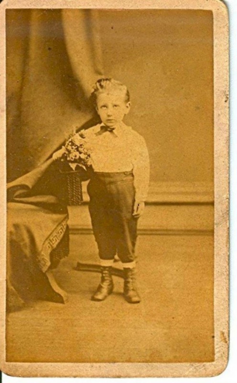 What is the secret of Victorian photographs? What is the secret of Victorian photographs?
