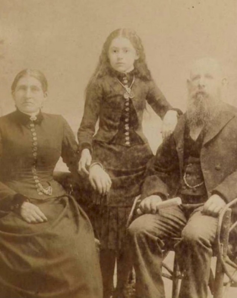 What is the secret of Victorian photographs? What is the secret of Victorian photographs?