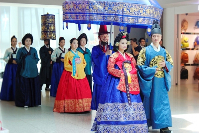 What wedding dresses are worn by girls around the world