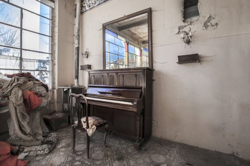 When the music stopped: sad pianos in abandoned buildings When the music stopped: sad pianos in abandoned buildings