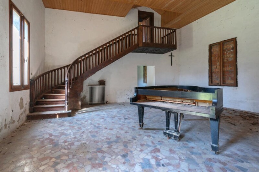 When the music stopped: sad pianos in abandoned buildings When the music stopped: sad pianos in abandoned buildings