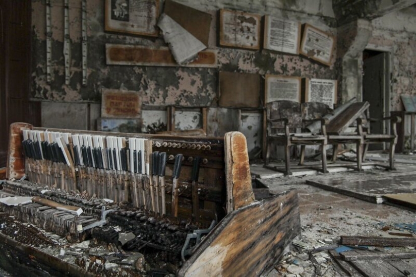 When the music stopped: sad pianos in abandoned buildings When the music stopped: sad pianos in abandoned buildings