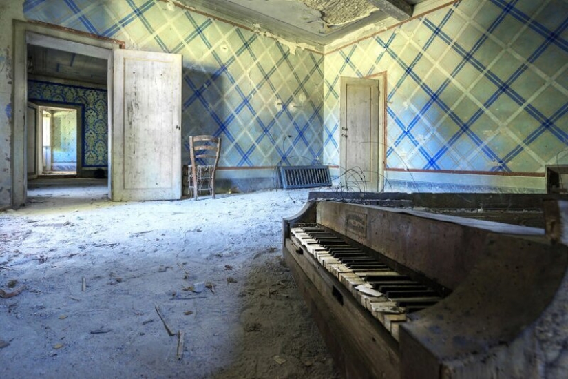 When the music stopped: sad pianos in abandoned buildings When the music stopped: sad pianos in abandoned buildings