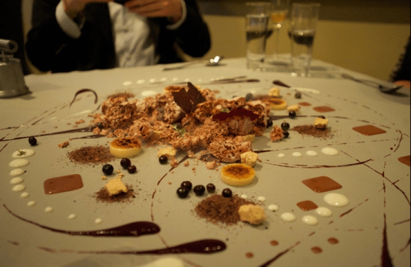 When the plate is too simple: 20 examples well, very strange flow of food and drinks