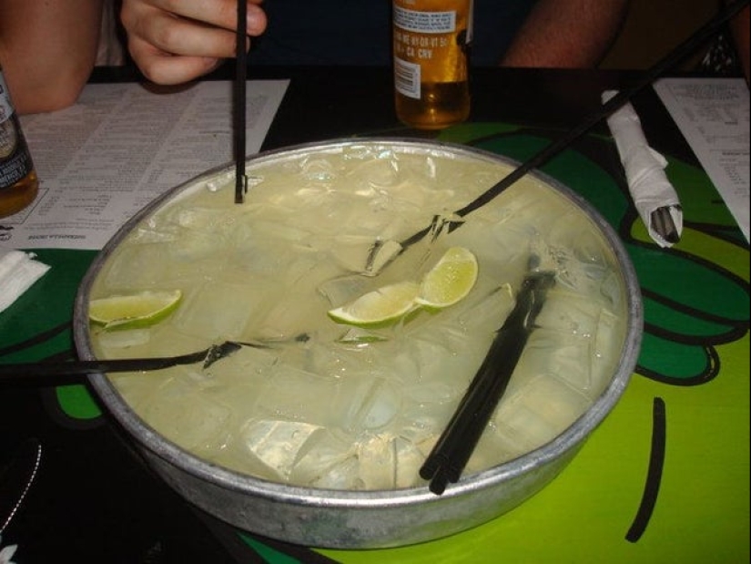 When the plate is too simple: 20 examples well, very strange flow of food and drinks