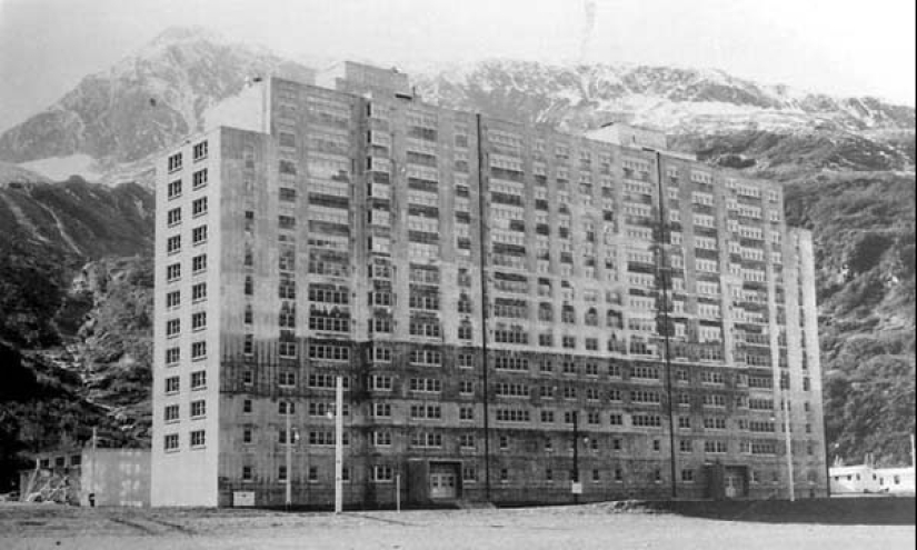 Whittier es una ciudad inusual cuya población vive bajo un mismo techo Whittier es una ciudad inusual cuya población vive bajo un mismo techo