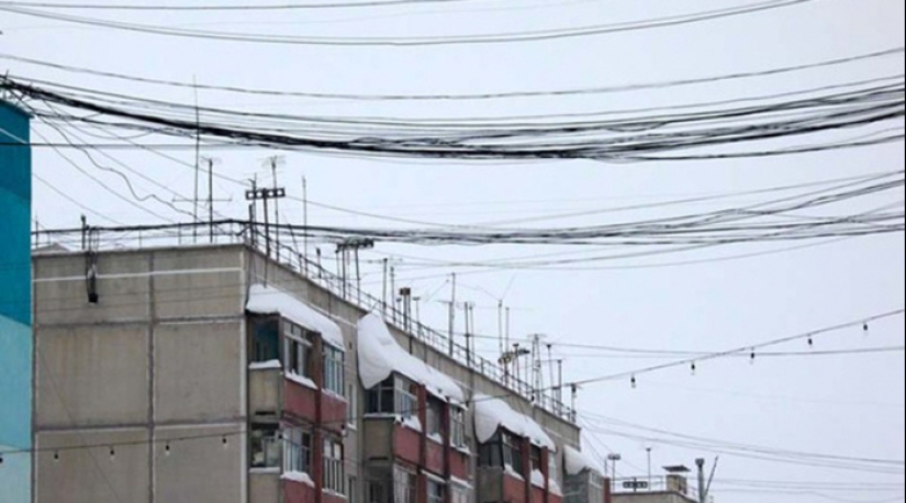 Who and why stretches wires between houses Who and why stretches wires between houses