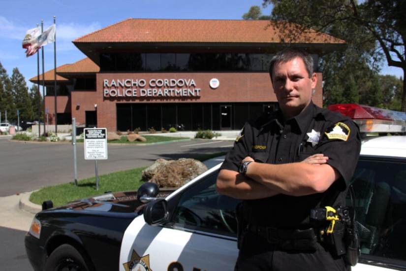 Who are American sheriffs and why do they not belong to the police