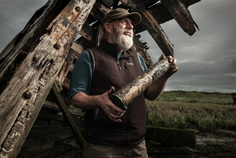 Who are madlarks and what do they look for in the mud on the banks of the Thames?