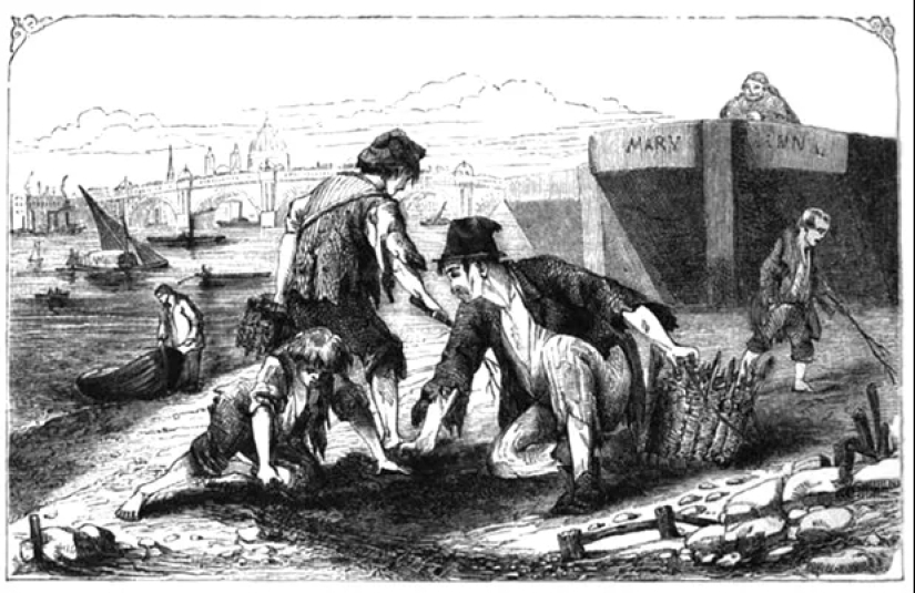 Who are madlarks and what do they look for in the mud on the banks of the Thames?