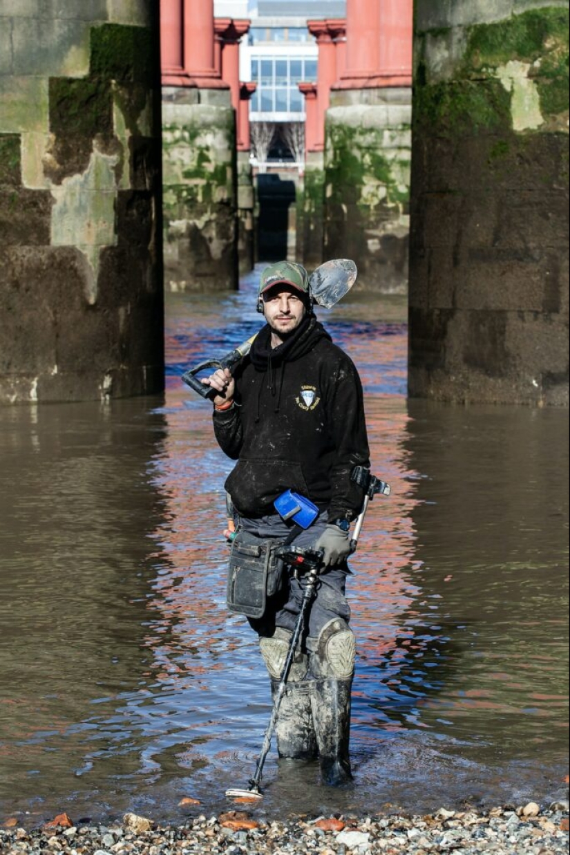 Who are madlarks and what do they look for in the mud on the banks of the Thames?